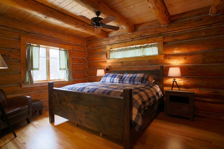 主楼层主卧配备2米宽双人床和浴室