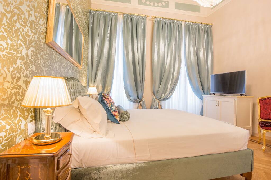 King size bed with 6 pillows (down and hypoallergenic) on a pillow top mattres with Percale Italian sheets.