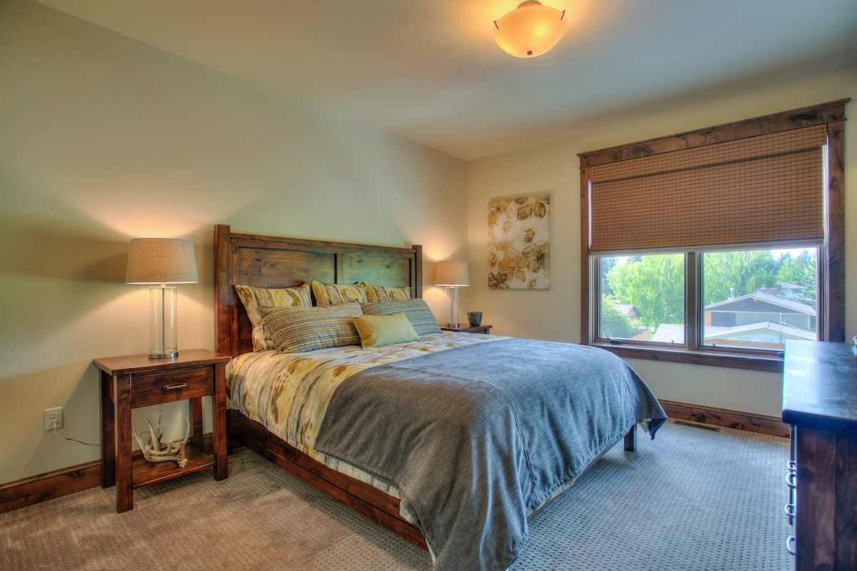 主卧配备加大双人床