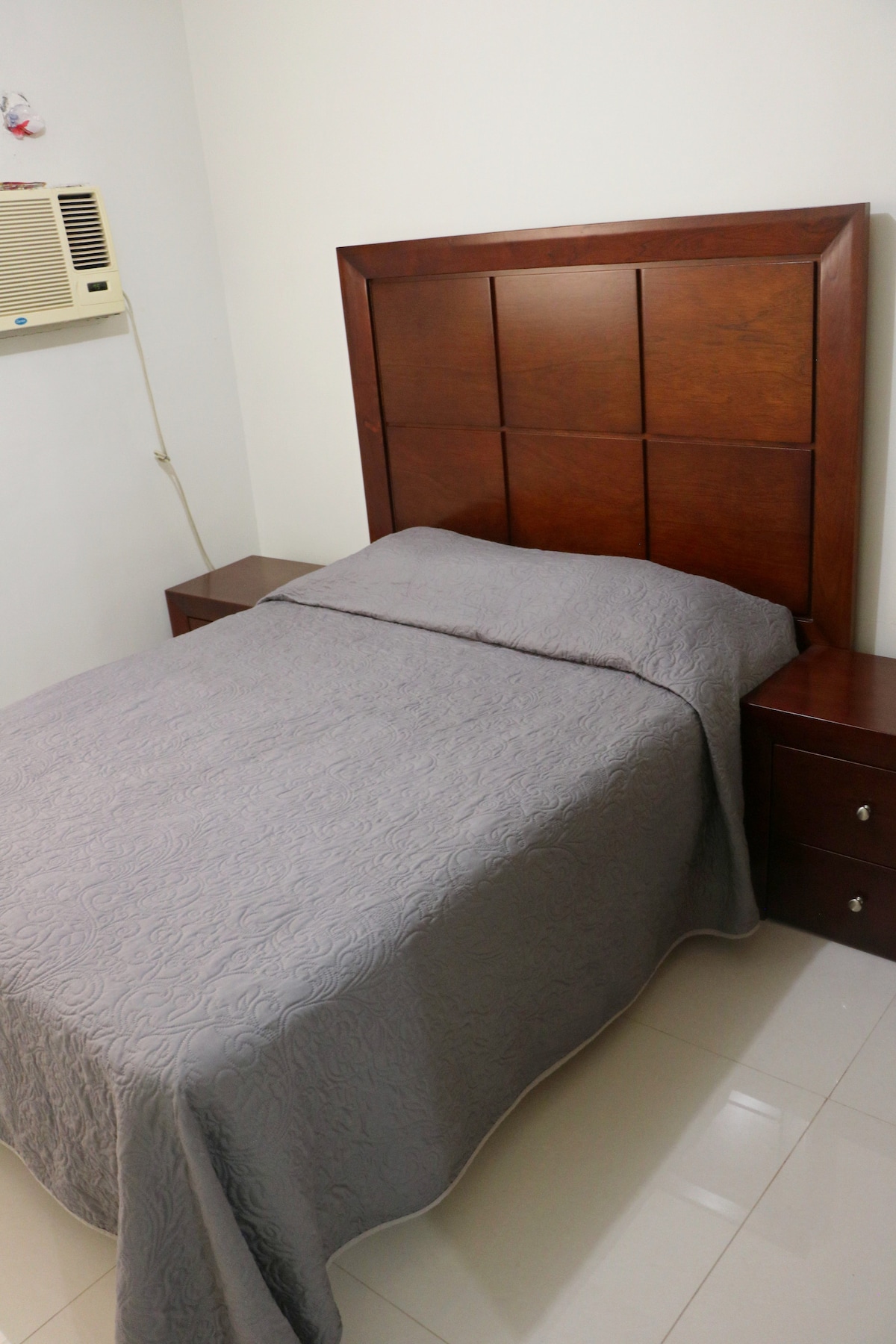 Cama matrimonial con aire acondicionado y closet 