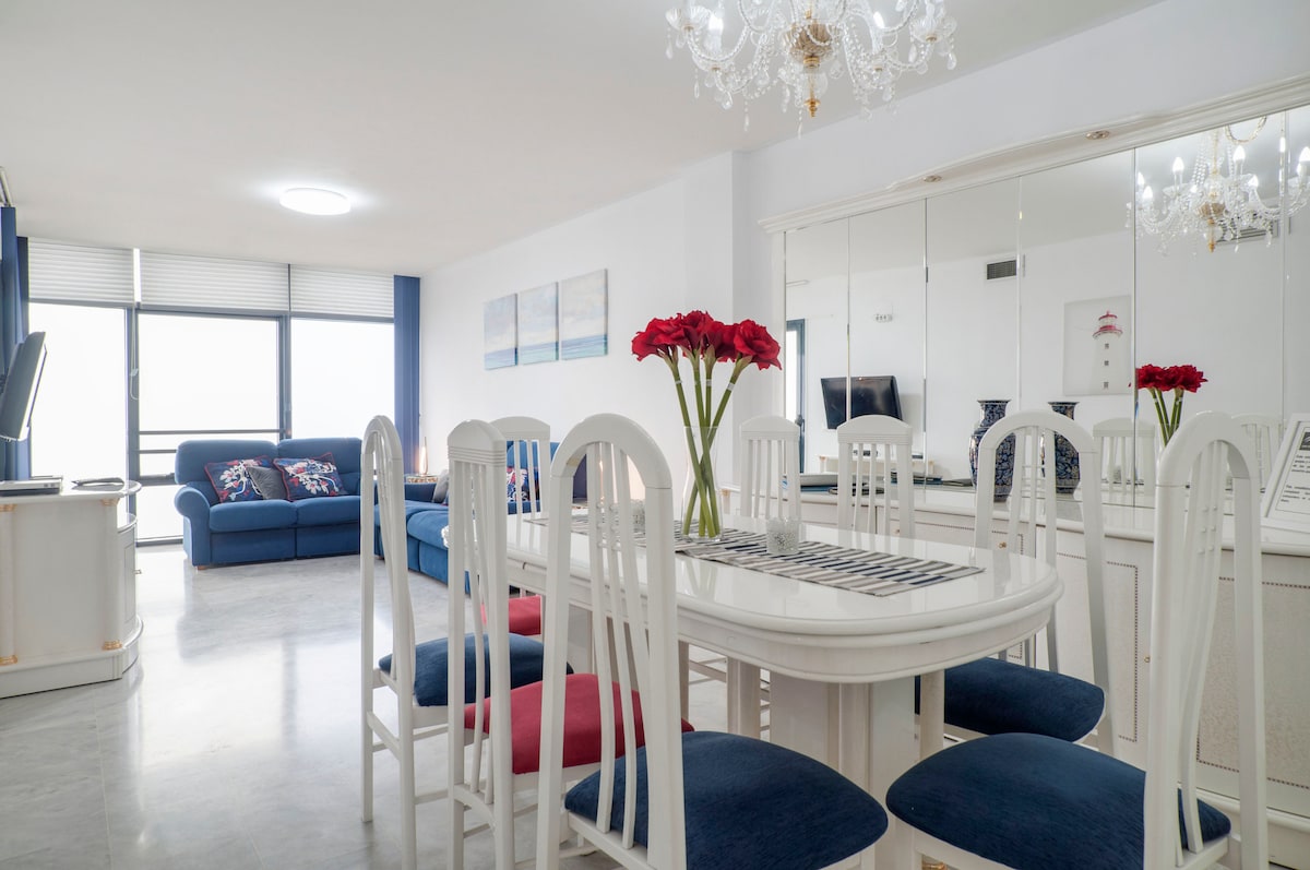 Anuncio de Airbnb popular: Beautiful First Line Beach Apartment en Benalmádena