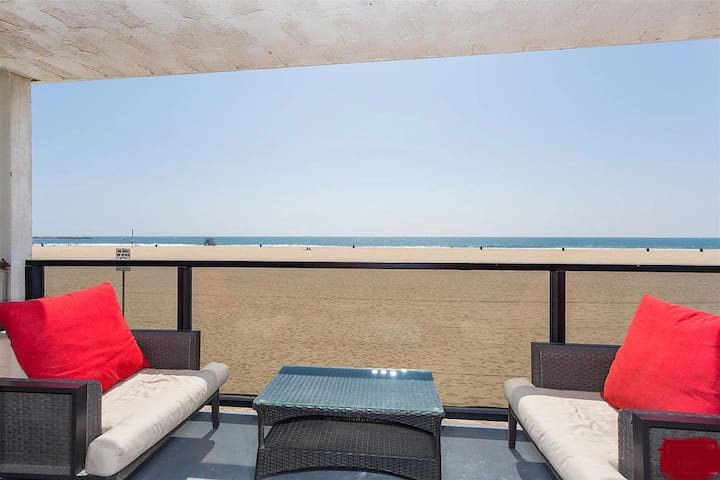 Beautiful OCEAN FRONT BEACH condo!