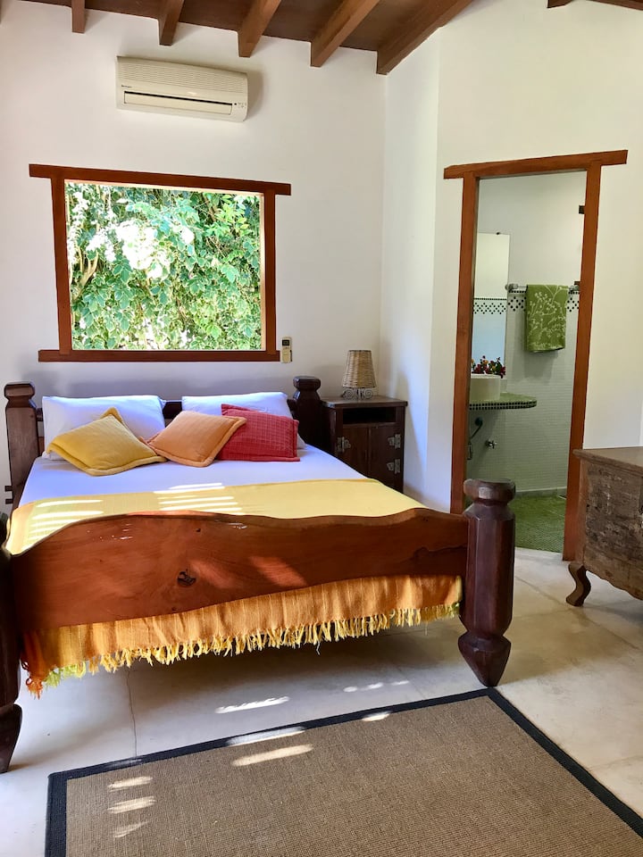 Suite 1 com ar condicionado / Bedroom #1 with double bed and aircon.