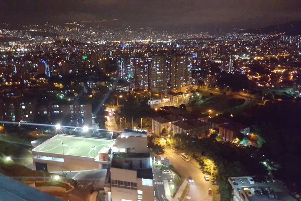 Vista a la ciudad desde el balcón del apartamento.
