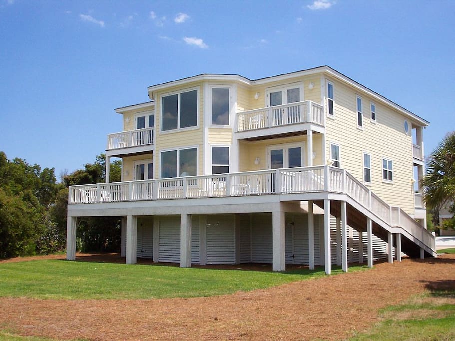 Back of home with panoramic views of Ocean Point course & breathtaking wildlife!
