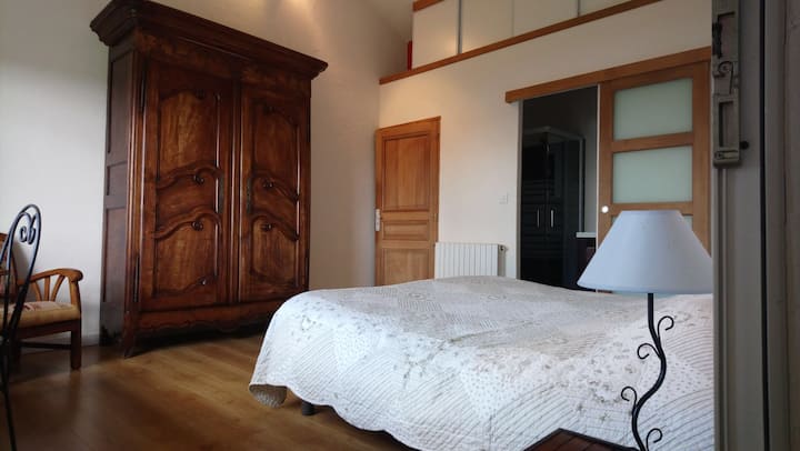 Საძინებელში დგას ორადგილიანი საწოლი, ტუალეტი (მარცხენა კარი), სააბაზანო საშხაპით.