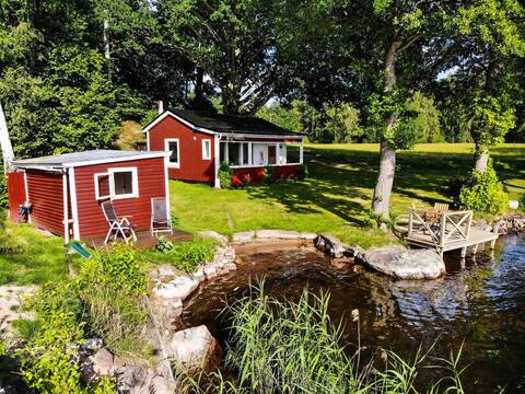 Cozy cottage by Lake Sommen.