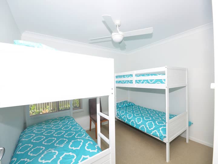 Dhomë e përbashkët me garderoba të ndërtuara