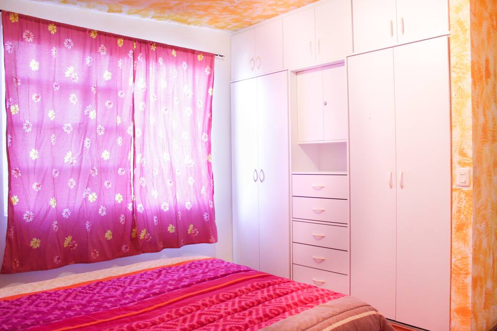 Gran ventanal que permite una iluminación óptima y mejor ventilación.