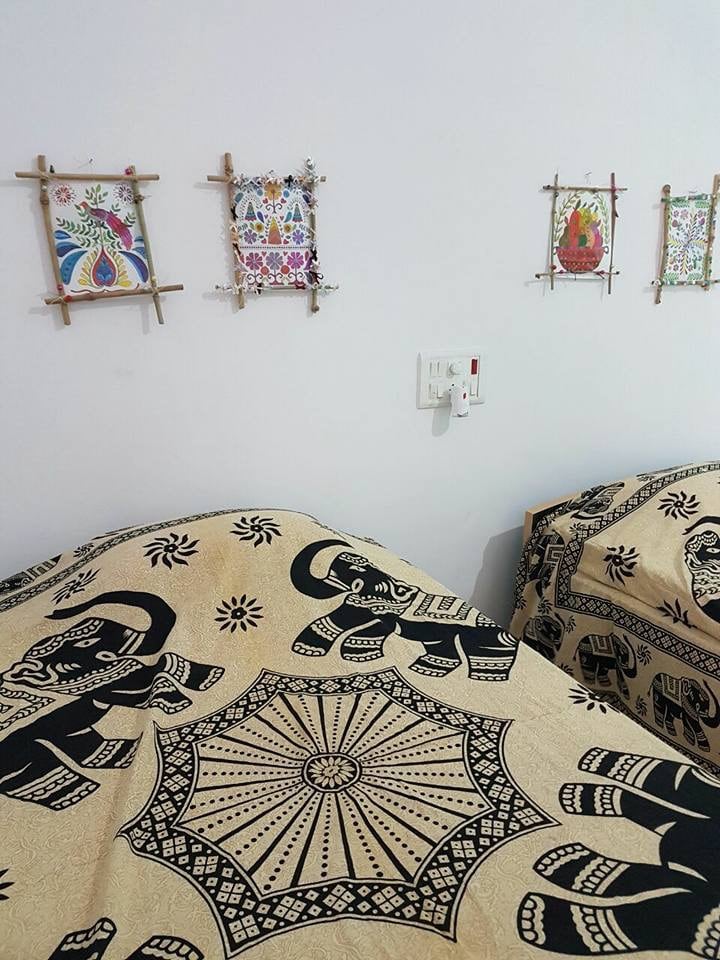 Habitación con dos camas individuales y ahogamiento hecho a mano 