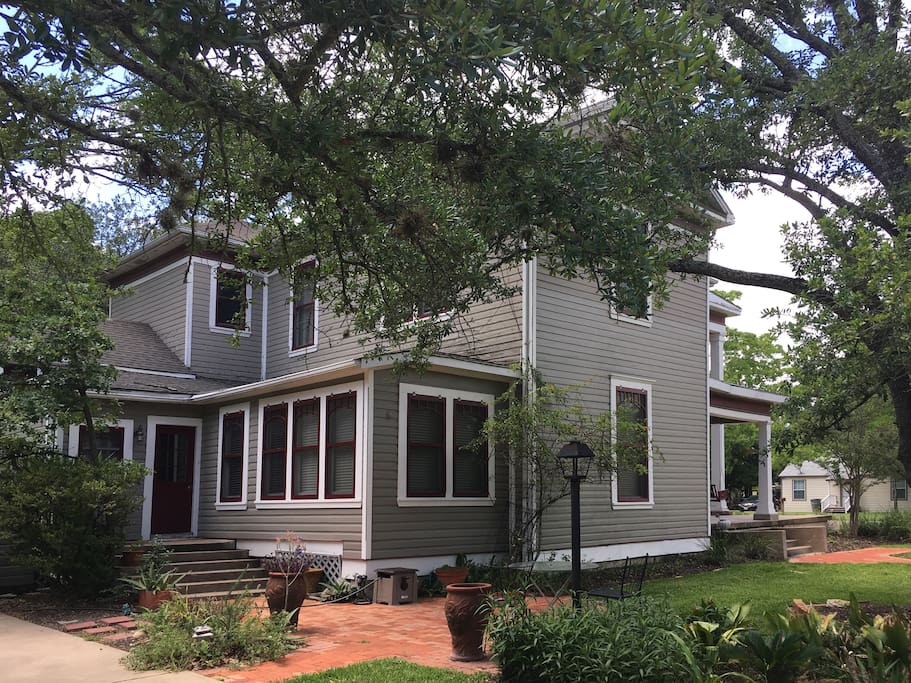 Rear entrance off driveway
