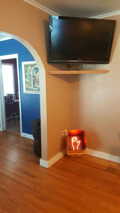 Tv viewable to the whole living room. Tv has roku with netfilx, amazon prime and many network apps available