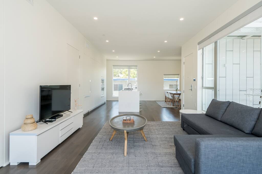 New Architectural Apartment + Rooftop + Parking