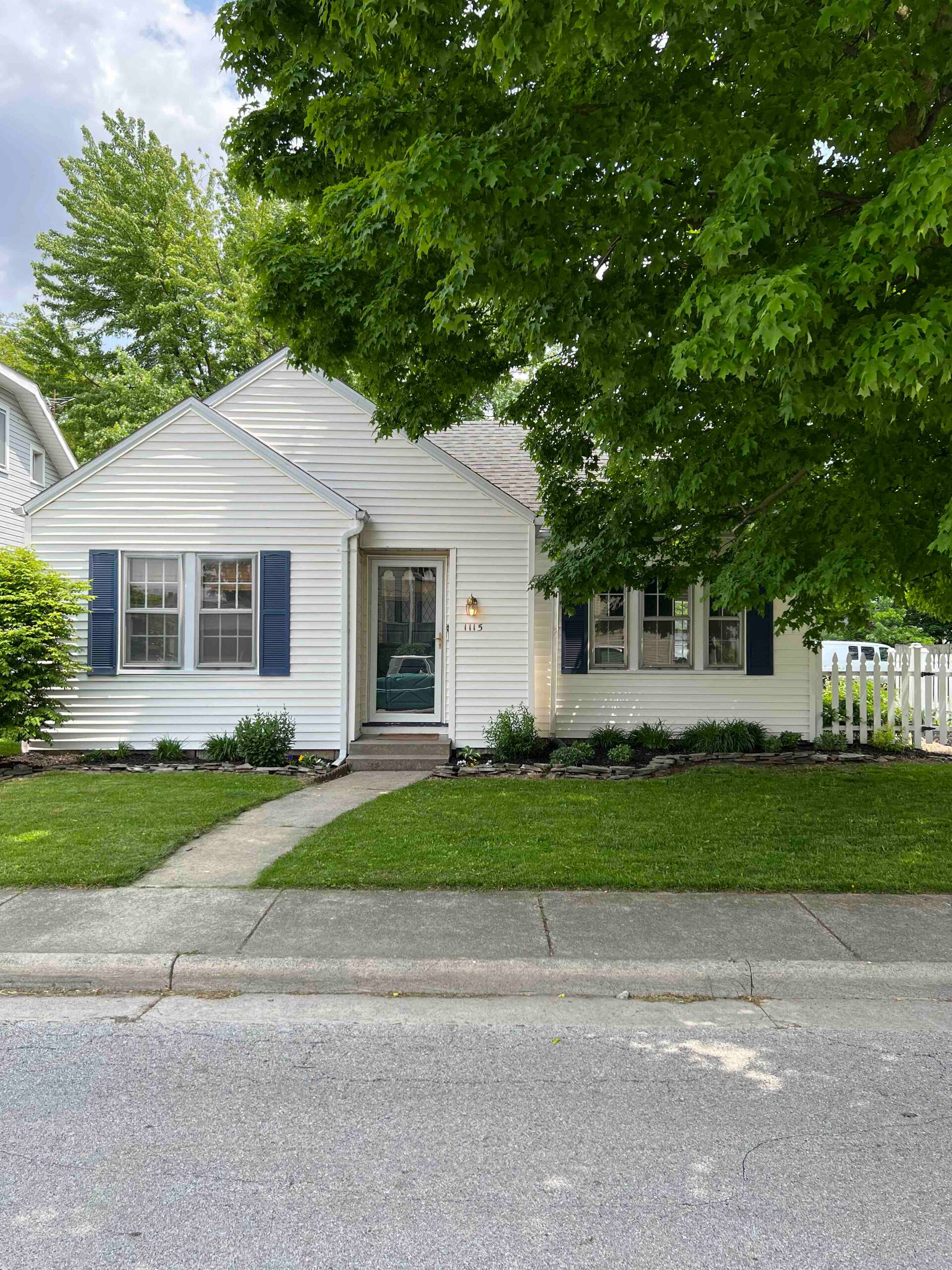 Charming 2 bedroom cottage close to downtown — photo 2