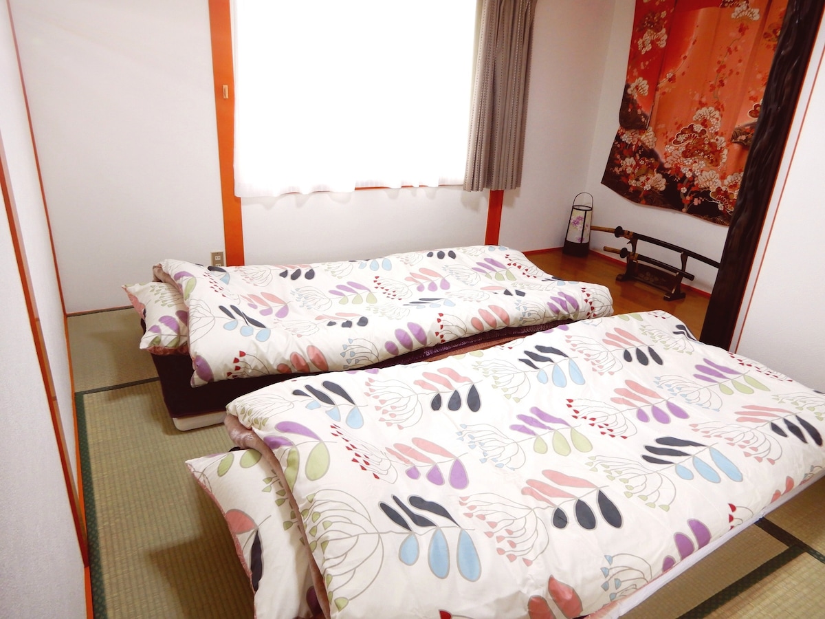 Dhomë gjumi në katin përdhe.Dhomë me tapet tatami e stilit japonez.
Krevat futon japonez.
