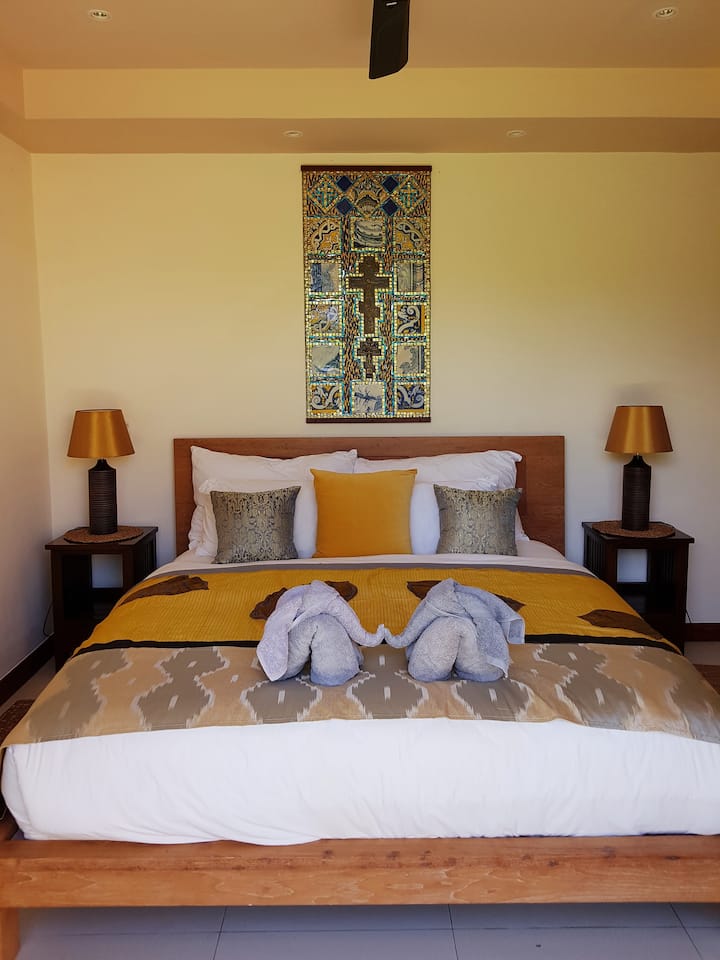 חדר שינה בבית הארחה. כניסה נפרדת, גינה חיצונית מחוץ לחדר האמבטיה. מתחת לבריכת שחייה, פרטית מאוד. 