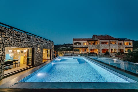 Ariel - family house, pool & bar, basketball court