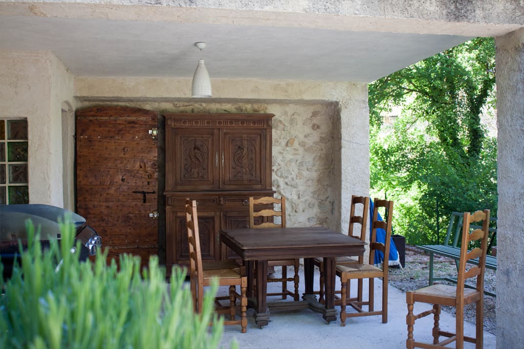 Extérieur : terrasse du dessous, cuisine d'été avec plancha et vaisselier
