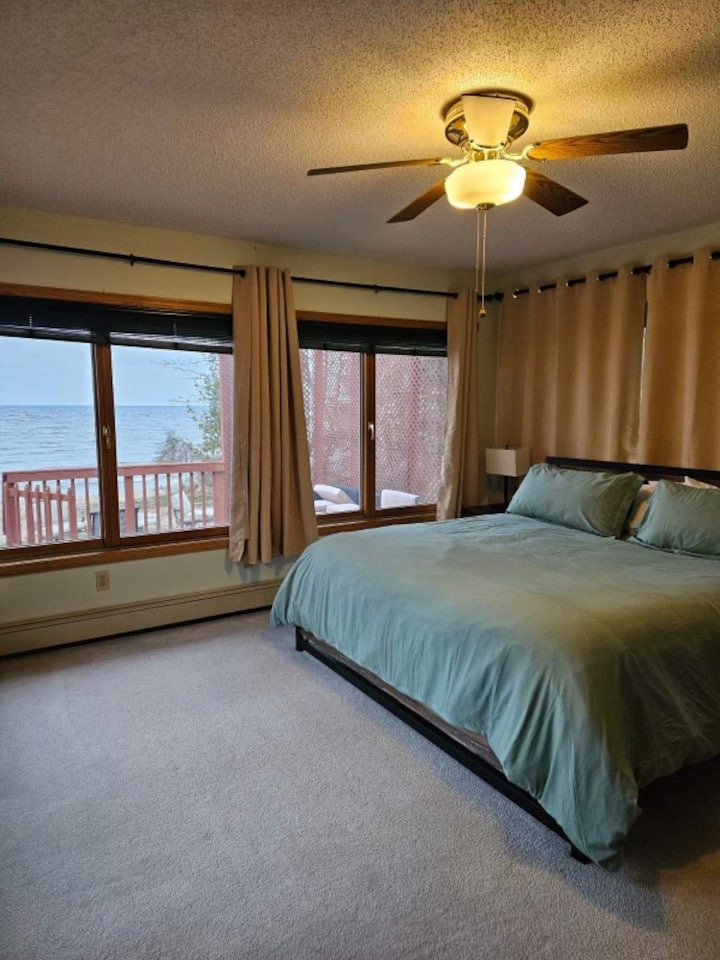 Cama king en el dormitorio en el piso principal 