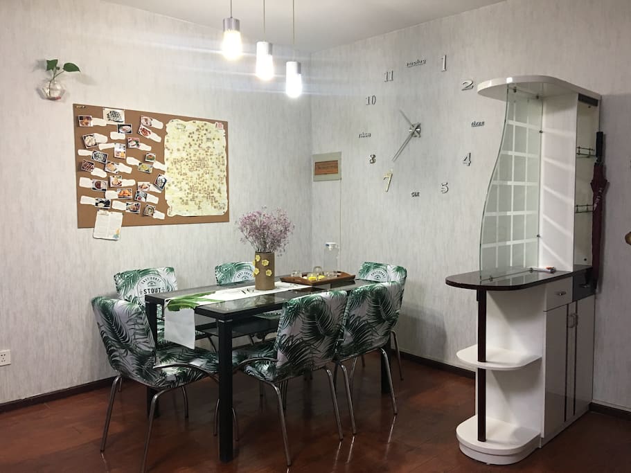 六人围坐的大餐桌,可供大家进餐。看着墙壁上我们提供西安美食资料来制定下一步的美食计划!