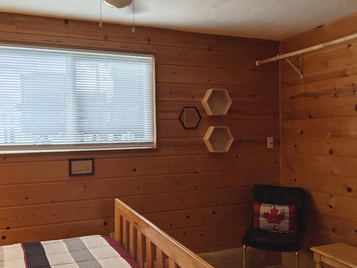 ห้องนอนไม้สน
เตียงขนาดใหญ่
มู่ลี่สีเข้มในห้อง
