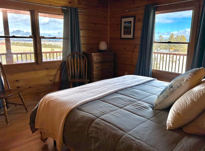 Dormitorio en la planta principal con cama tamaño king y vistas a las montañas.