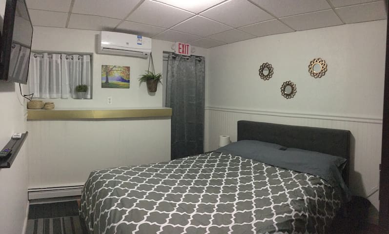 Bedroom minutes to Manhattan - steps to train