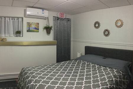 Bedroom minutes to Manhattan - steps to train