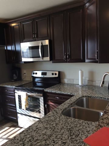Newly Remodeled 2 Bedrooms & 2 Bathrooms Apt #B