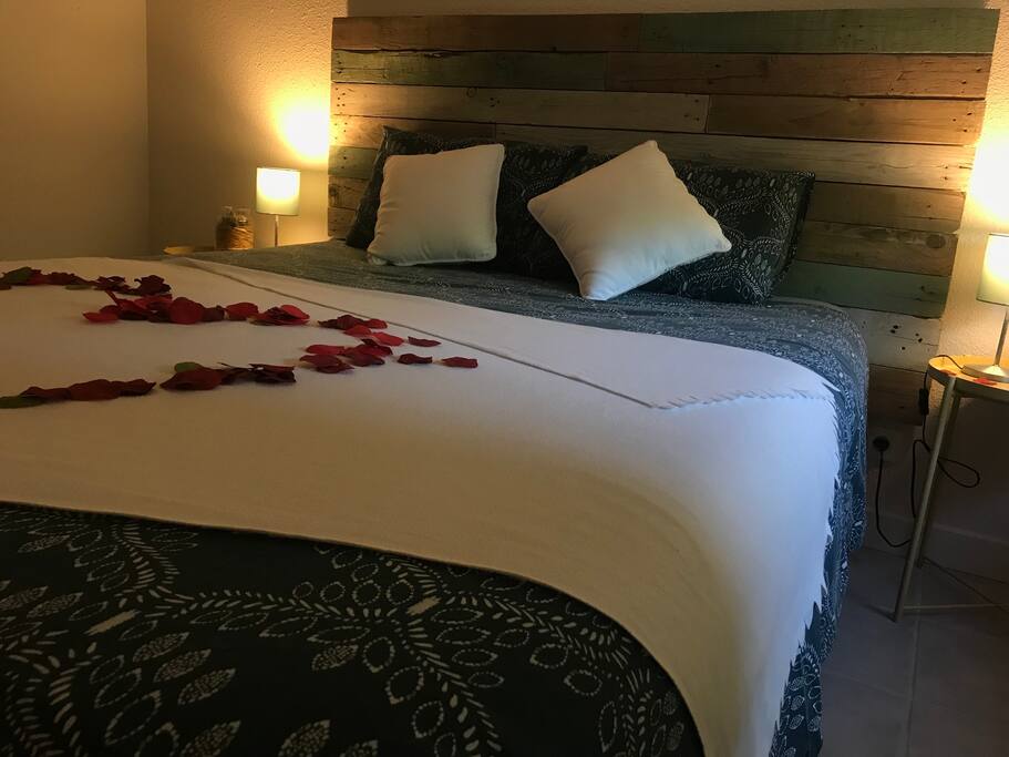 Chambre avec lit très haut gamme pour un nuit tout en douceur