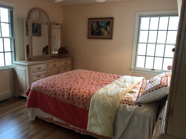 Cosy private bedroom/bath