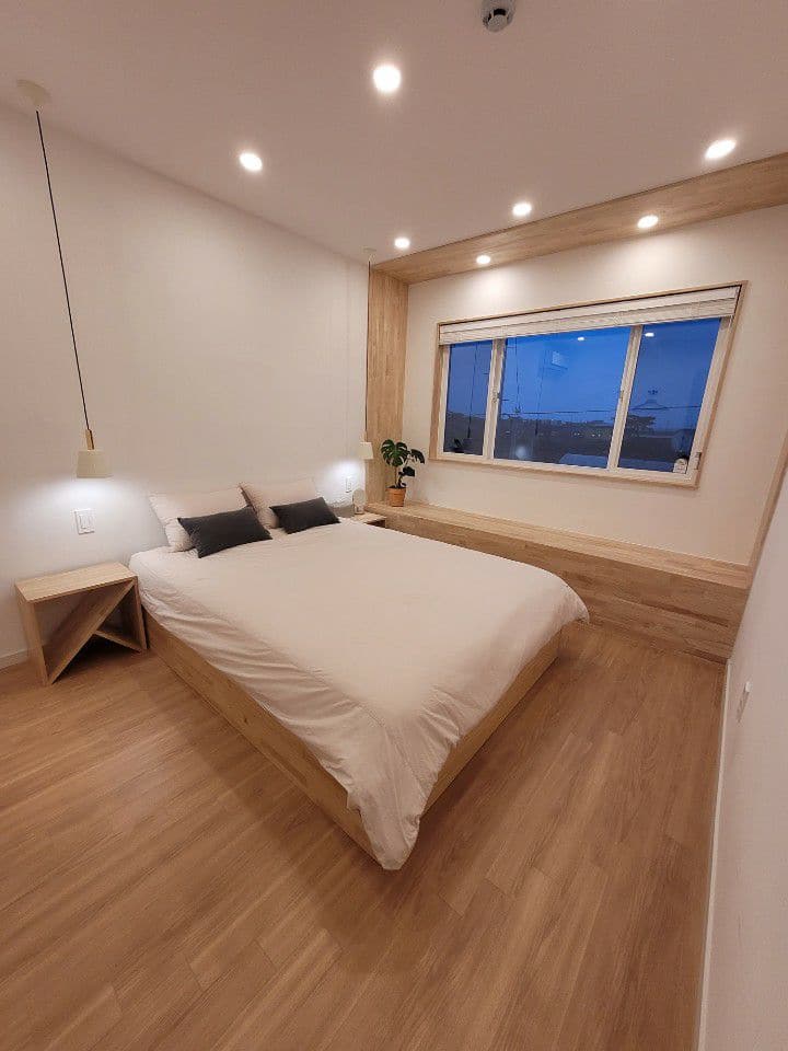 Puedes tumbarte en la cama de la habitación delantera en el segundo piso.
o disfruta del mar y los molinos de viento vistos desde el asiento de la ventana y la fantástica puesta de sol por la noche.