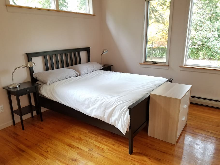 Queen size bed.