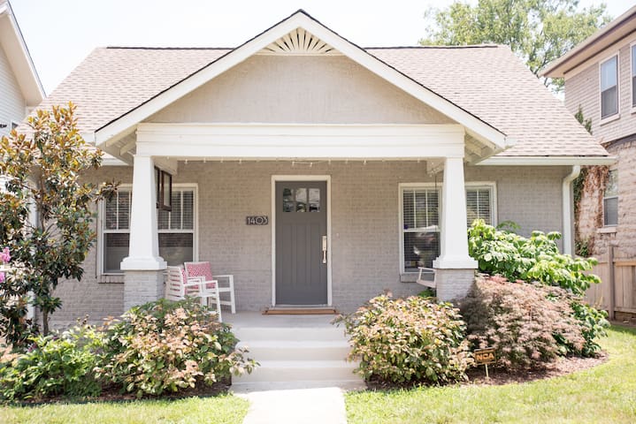 Charming 12S Cottage, walk to shops & restaurants!