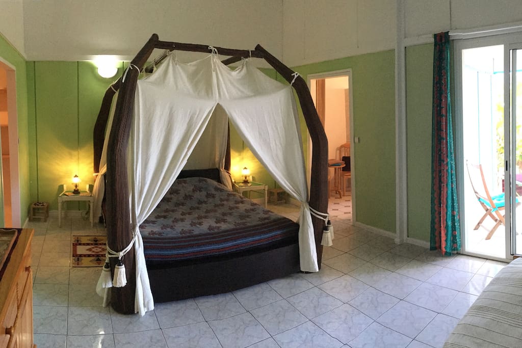 La grande chambre et sa terrasse privée