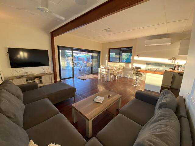 Superb house with a solar heated pool, in town. gallery image 4