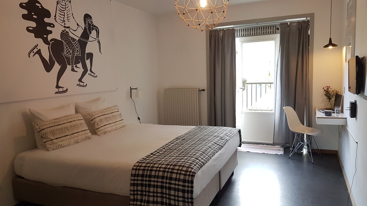 Stan s dvije spavaće sobe ima dva velika udobna kreveta, privatne balkone, radne stolove, televizore s ravnim zaslonom, brzi internet i čajnu kuhinju.
