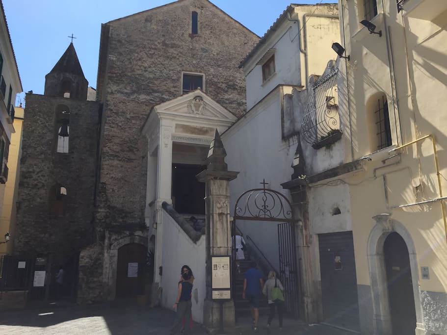 Dove siamo posizionati, vicino a due dei monumenti storici più importanti della città (palazzo Fruscione) e la chiesa largo San Pietro a Corte