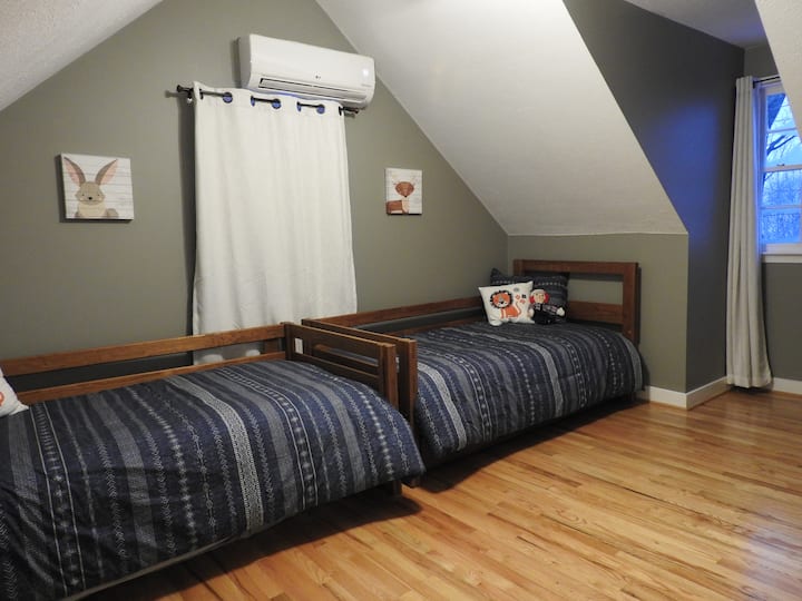 Მეორე სართული, 2 ორადგილიანი საწოლი. Ერთი დამატებითი მოაჯირი ხელმისაწვდომია ერთი საწოლის გარეთ. Საჭიროებისამებრ, შესაძლებელია საწოლების გადაბრუნება გარედან. Ასევე, ხელმისაწვდომია ორი pack-n-plays.