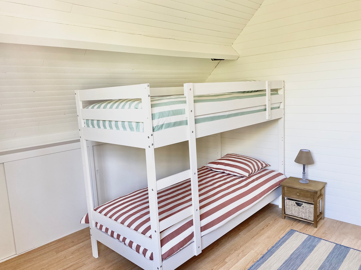 Spavaća soba 6 - 4 kreveta 90x200
(Visoki kreveti nisu prikladni za djecu mlađu od 6 godina)