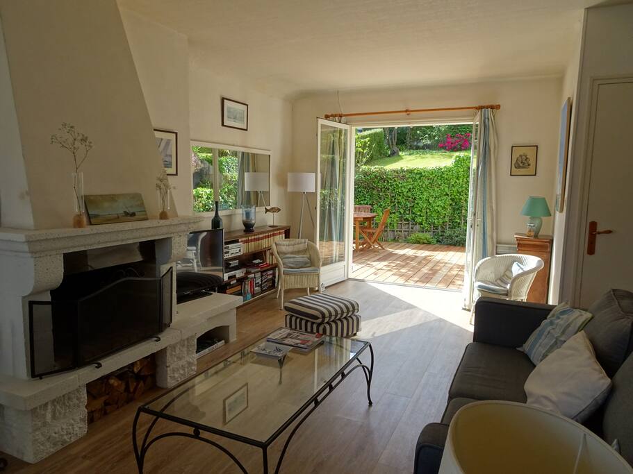 Le salon donnant sur la terrasse.