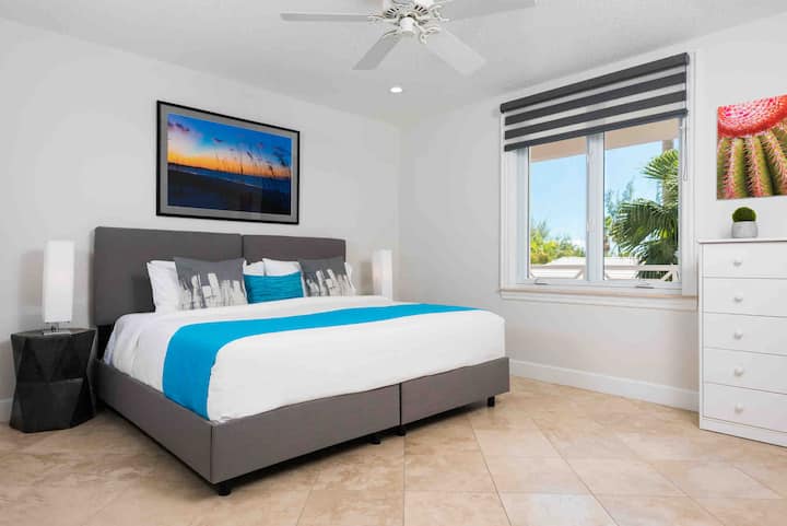 Segundo dormitorio con cama tamaño king.