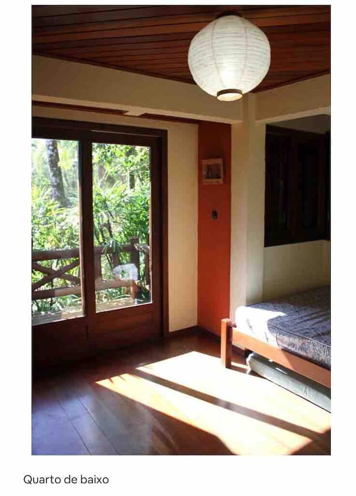 Двокреветна соба која се наоѓа во долниот дел на куќата, со 1 брачен кревет, простор за чување облека, тивки врати, абажур и вентилатор. Кварт со балкон. Има заедничка бања и соба во приземјето која се поврзува со скарата.
. 
