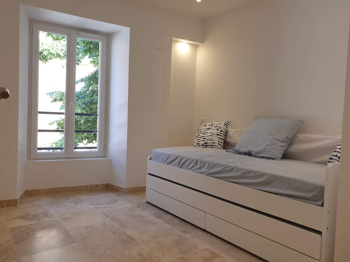 ห้องนอน 1 เครื่องปรับอากาศที่ควบคุมได้เป็นรายบุคคล
เตียงรวมประกอบด้วย: 
เตียงเดี่ยวแบบยึดกับที่ 90x200
+ เตียงลิ้นชัก 1 ที่นั่ง 90 x 200
+ ที่นอนเสริมขนาด 90 x 190 1 ที่
+ ลิ้นชักเก็บของ 2 ลิ้นชัก
