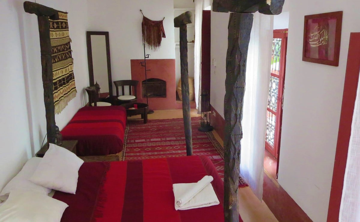 Le salon de la chambre Berbère avec le lit d'appoint, et le feu ouvert.