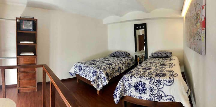 Vysoké poschodie, oblek 1. Dve jednolôžka. 