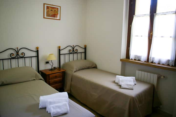 2. room with 2 single beds