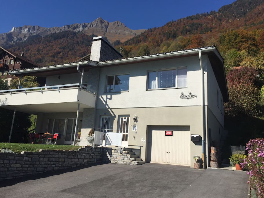 Haus mit Parkplatz
und separatem Eingang zur Ferienwohnung
(linke Haustüre)