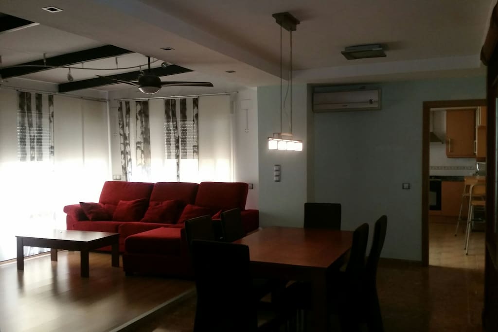 Salón con ventilador y sofá abatible y muy confortable. Tiene persianas electricas y es muy luminoso