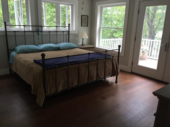 ห้องนอนหลักพร้อมเตียงคิงไซส์ SleepNumber